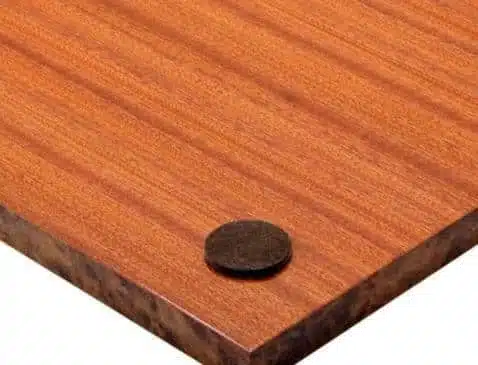 Détail du coin de l'échiquier en bois d'orme avec case en bruyère mat