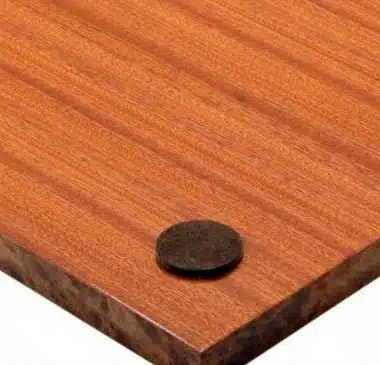 Échiquier, détail de la feutrine ronde sous la plaque en bois