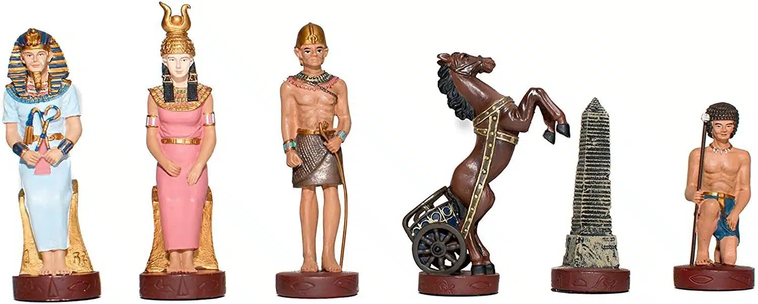 Détail du pion égyptien et du cavalier au char doré finement peints