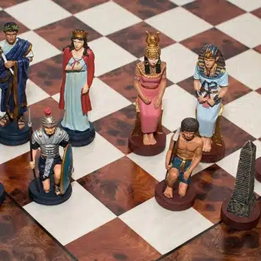 Pièces égyptiennes et romaines détaillées, pharaon et centurion face à face