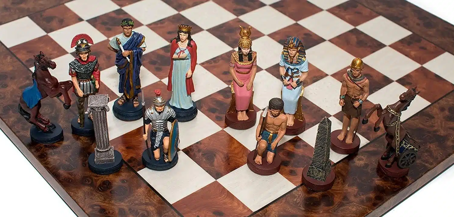 Pièces égyptiennes et romaines détaillées, pharaon et centurion face à face