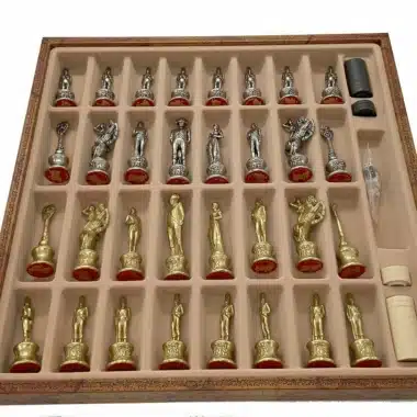 Coffret de rangement ouvert montrant toutes les pièces en métal massif rangées