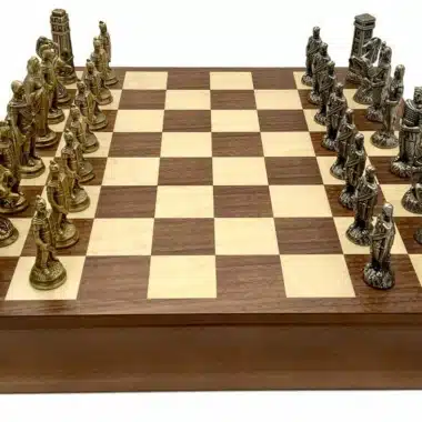 Ensemble Romains vs Barbares VI vu en angle sur le coffret échiquier fermé