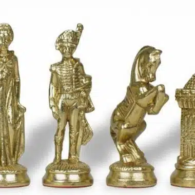 Quatre pièces dorées Napoléon alignées : dame, fantassin, cheval et tour