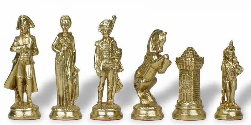 Quatre pièces dorées Napoléon alignées : dame, fantassin, cheval et tour