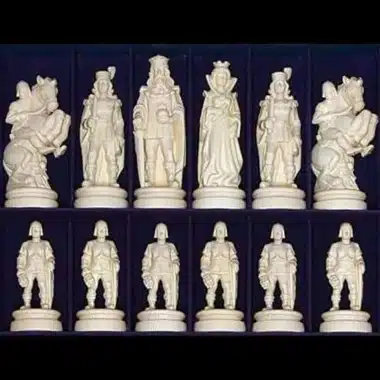 Jeu d'Echecs "Bergame Bouclier Côté Bois Naturel" en Bois des Alpes Massif Sculpté Traditionnellement