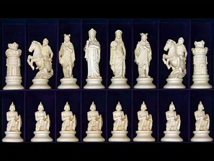 Jeu d'Echecs "Etrusque Bois Naturel" en Bois des Alpes Massif Sculpté Traditionnellement