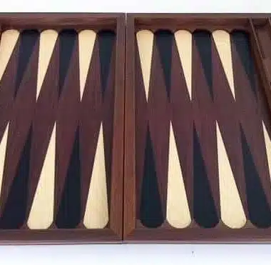 Backgammon en bois de noyer ouvert, plateau de jeu vue de face