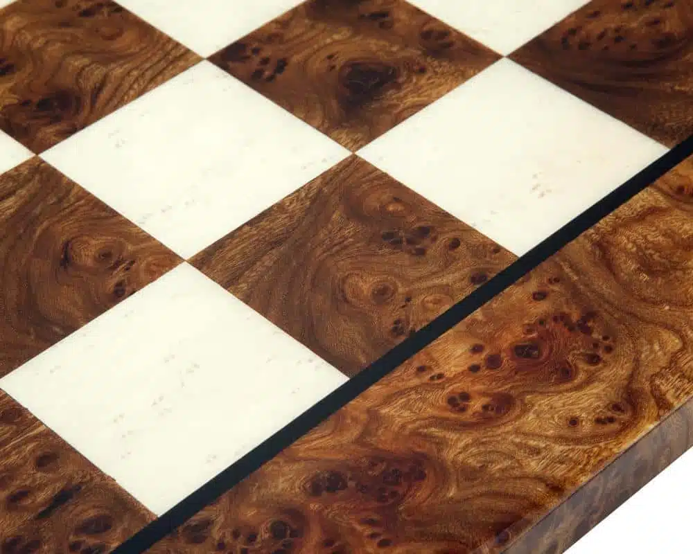 Ensemble Camelot Roi Arthur VI Echiquier en Bois d'Orme et de Bruyère et Jeu d'Echecs en Métal – Image 10