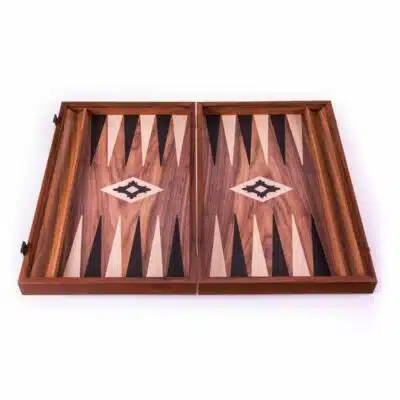 Plateau de backgammon en bois ouvert, vue d'ensemble avec triangles marquetés