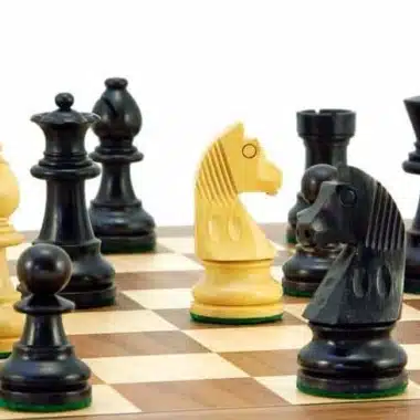 Ensemble "Deluxe Small" Echiquier en Bois de Noyer & Jeu d'Echecs en Bois de Buis Ebonisé