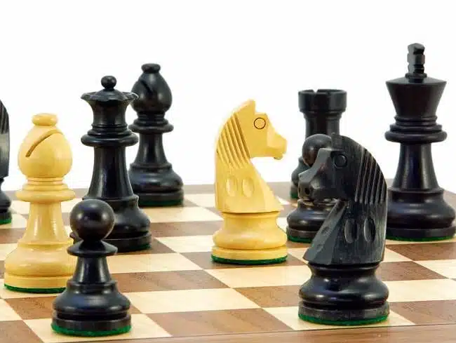 Ensemble "Deluxe Small" Echiquier en Bois de Noyer & Jeu d'Echecs en Bois de Buis Ebonisé