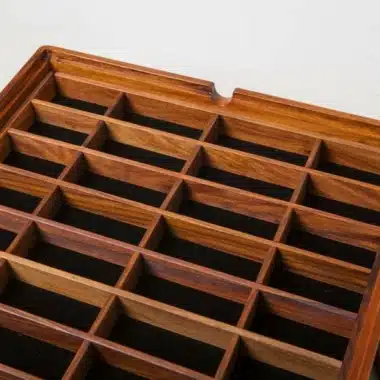 Détail des compartiments de rangement tapissés de feutrine noire