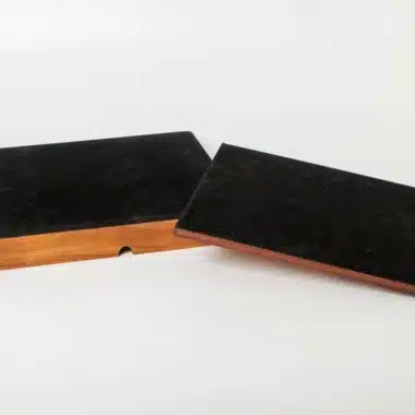 Échiquier en bois de rose doré entrouvert, coffret de rangement fermé