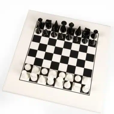 Ensemble Pyramide Moderne Blanc Echiquier en Bois Massif Laqué  Blanc & Jeu d'Echecs en Bois Laqué Noir et Blanc – Image 4