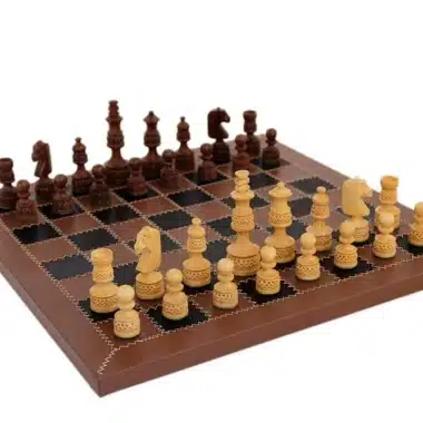 Ensemble Ritz II complet : pièces en bois sculpté sur échiquier en cuir marron et noir