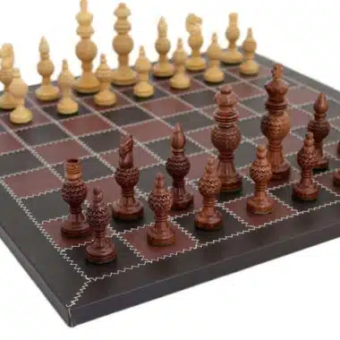 Ensemble Ashton avec pièces en bois sculpté et échiquier en cuir cousu