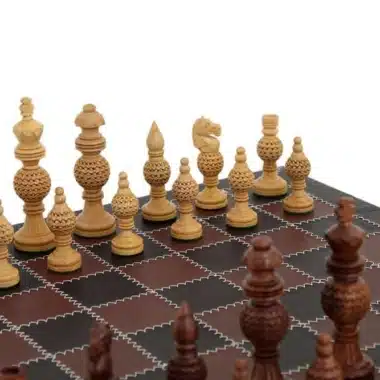 Pièces claires du jeu Ashton en gros plan sur l'échiquier en cuir