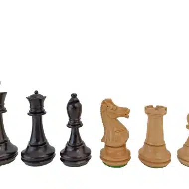 Pièces d'échecs en bois d'ébène et bois clair alignées côte à côte