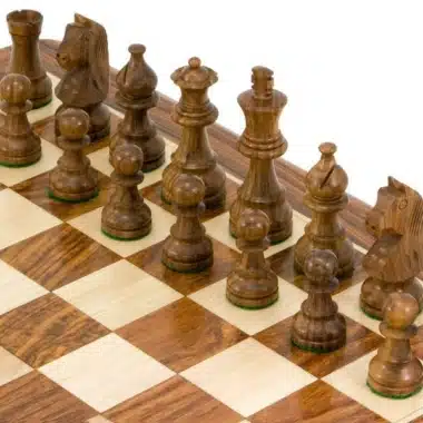 Échiquier Little Classic vu en diagonale avec pièces disposées en jeu