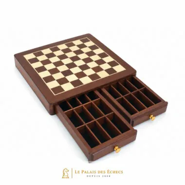 Échiquier en bois ouvert, tiroirs de rangement des pièces d'échecs visibles