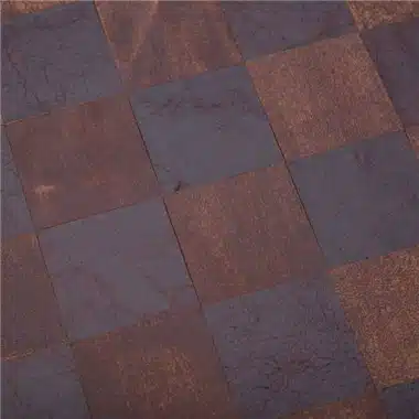 Détail des cases en cuir véritable aux tons bruns et texturés