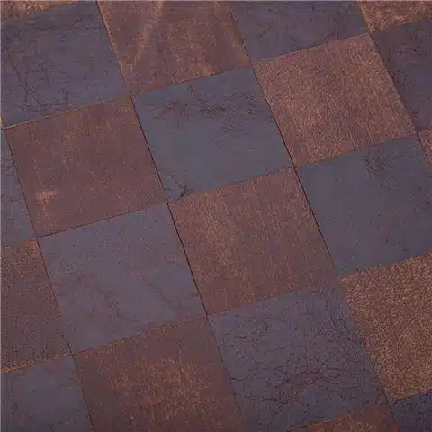 Échiquier en cuir véritable, gros plan sur les cases marron et brun foncé