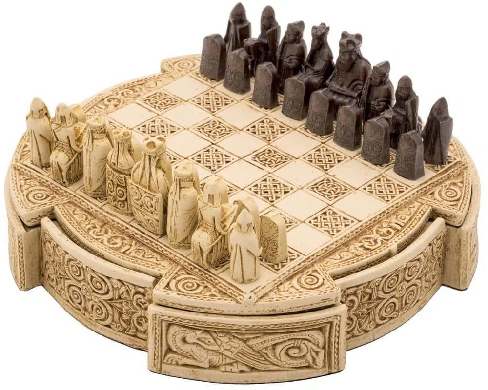 Ensemble de Voyage Ile de Lewis en résine, coffret rond ouvert avec pièces en jeu