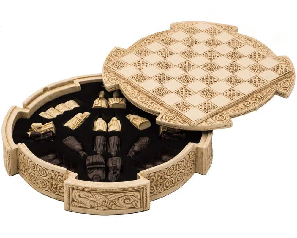 Coffret de rangement rond ouvert, pièces Ile de Lewis rangées à l'intérieur