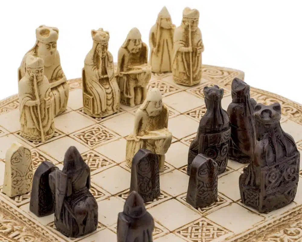Pièces d'échecs Ile de Lewis en résine, vue rapprochée de l'échiquier en jeu