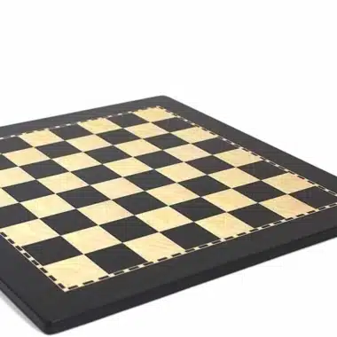 Échiquier en bois noir et érable, vue d'ensemble en angle