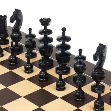 Pièces noires en buis ébonisé du jeu Palais Français sur l'échiquier