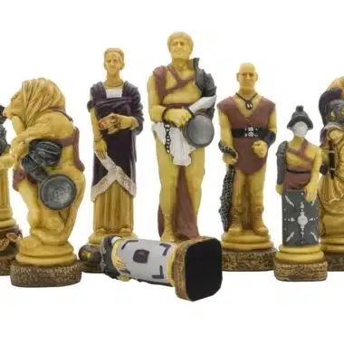 Pièces d'échecs Spartacus I présentées debout, un pion couché au premier plan
