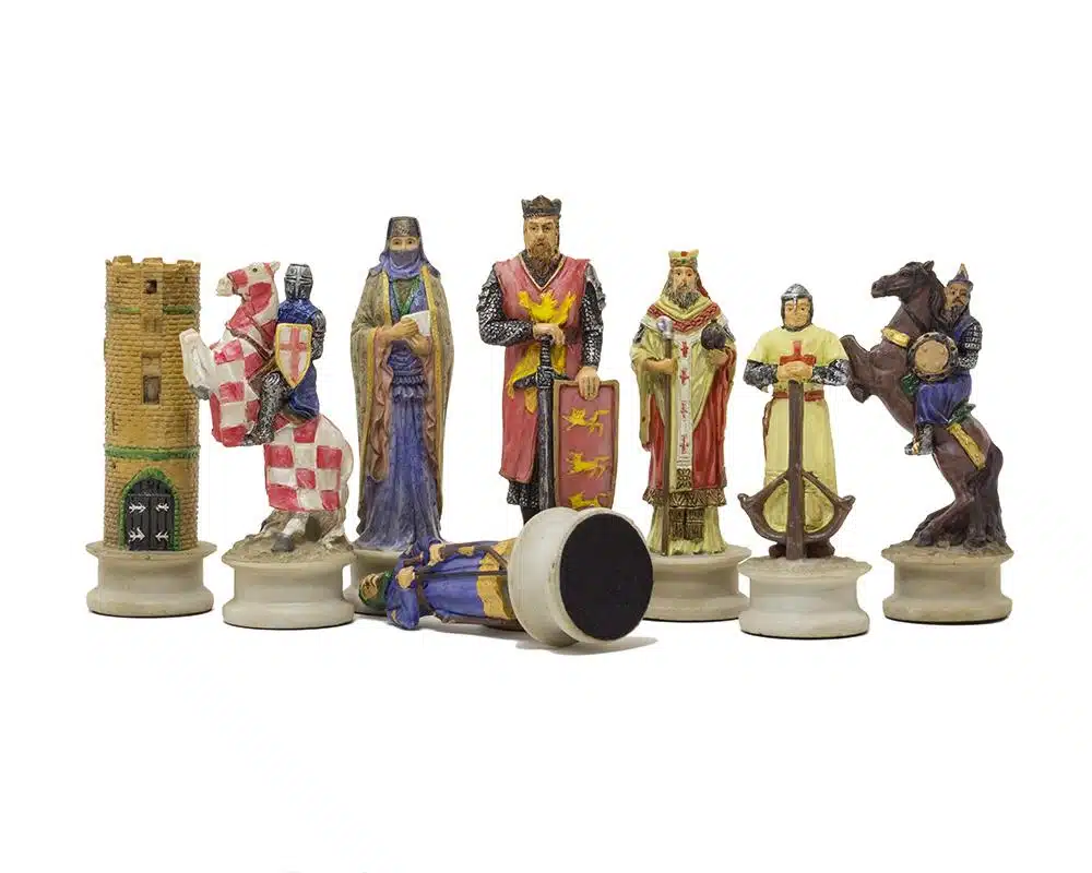 Ensemble Croisade II Echiquier en Bois d'Orme et de Bruyère et Jeu d'Echecs en Résine Peint à la Main – Image 11