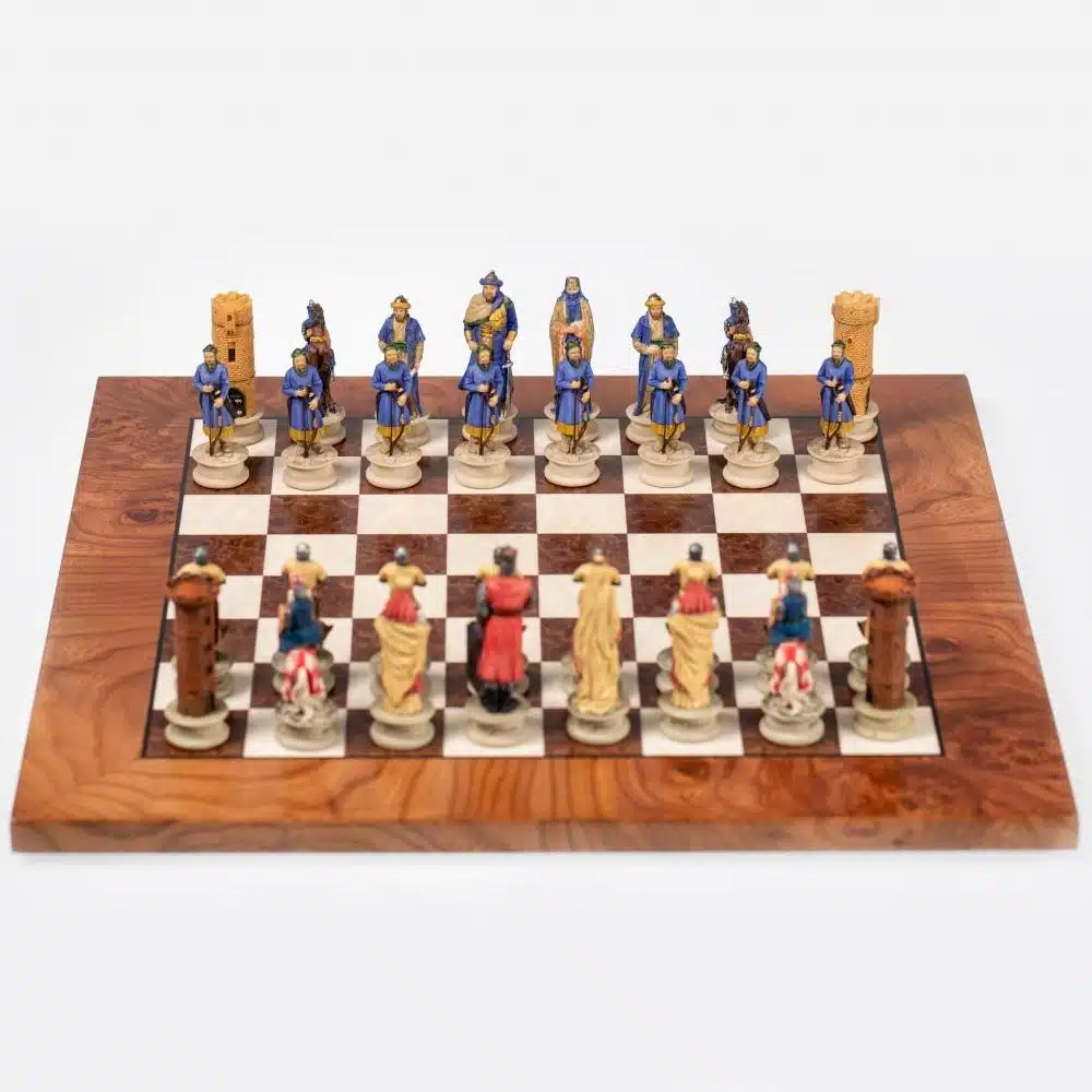 Ensemble Croisade II Echiquier en Bois d'Orme et de Bruyère et Jeu d'Echecs en Résine Peint à la Main