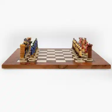 Ensemble Croisade II Echiquier en Bois d'Orme et de Bruyère et Jeu d'Echecs en Résine Peint à la Main – Image 5