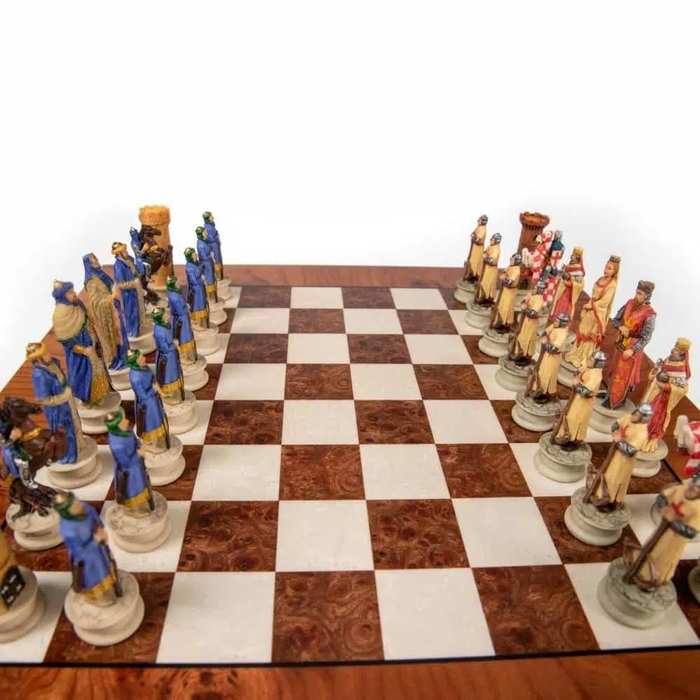 Ensemble Croisade II Echiquier en Bois d'Orme et de Bruyère et Jeu d'Echecs en Résine Peint à la Main – Image 2