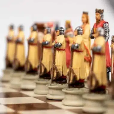 Ensemble Croisade II Echiquier en Bois d'Orme et de Bruyère et Jeu d'Echecs en Résine Peint à la Main – Image 7