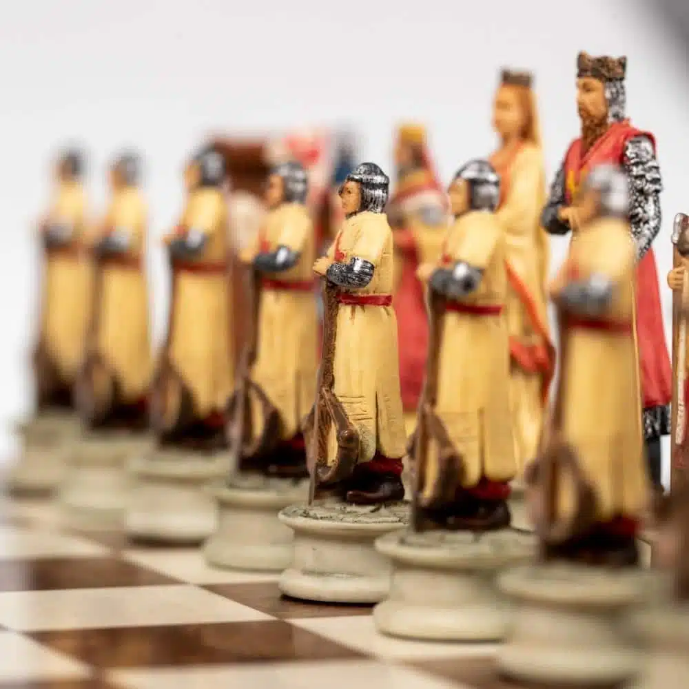 Ensemble Croisade II Echiquier en Bois d'Orme et de Bruyère et Jeu d'Echecs en Résine Peint à la Main – Image 7