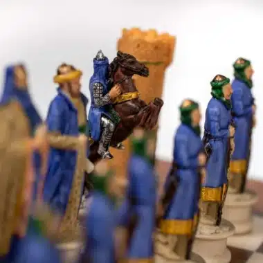 Ensemble Croisade II Echiquier en Bois d'Orme et de Bruyère et Jeu d'Echecs en Résine Peint à la Main – Image 10
