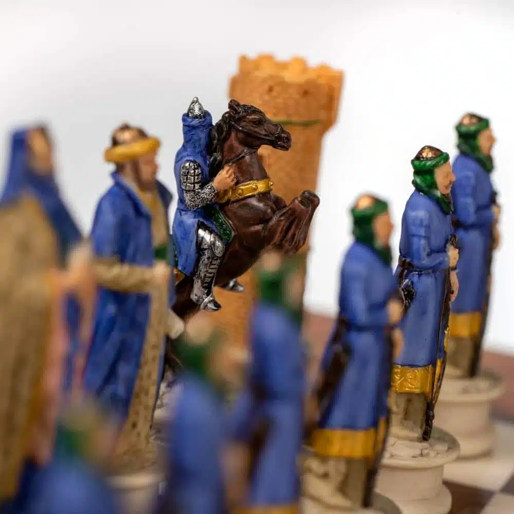 Ensemble Croisade II Echiquier en Bois d'Orme et de Bruyère et Jeu d'Echecs en Résine Peint à la Main – Image 10