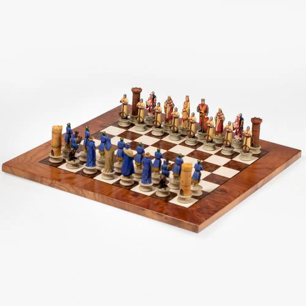 Ensemble Croisade II Echiquier en Bois d'Orme et de Bruyère et Jeu d'Echecs en Résine Peint à la Main – Image 3