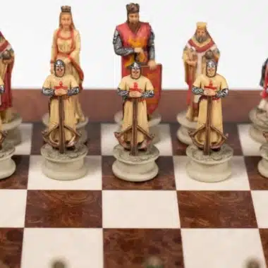 Ensemble Croisade II Echiquier en Bois d'Orme et de Bruyère et Jeu d'Echecs en Résine Peint à la Main – Image 6