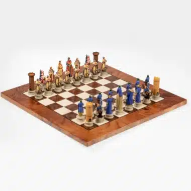 Ensemble Croisade II Echiquier en Bois d'Orme et de Bruyère et Jeu d'Echecs en Résine Peint à la Main – Image 4