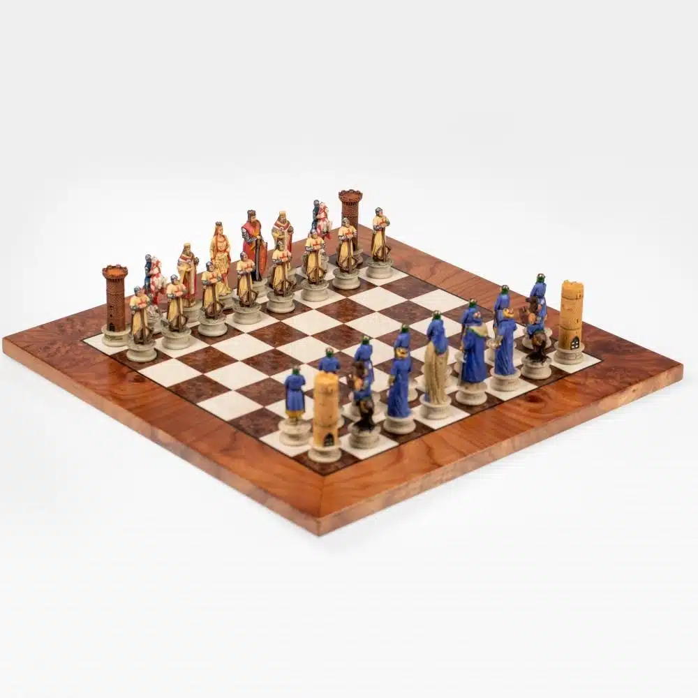 Ensemble Croisade II Echiquier en Bois d'Orme et de Bruyère et Jeu d'Echecs en Résine Peint à la Main – Image 4