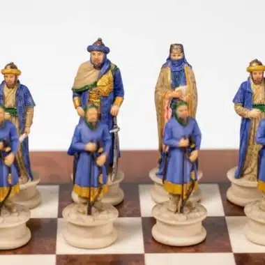 Ensemble Croisade II Echiquier en Bois d'Orme et de Bruyère et Jeu d'Echecs en Résine Peint à la Main – Image 9