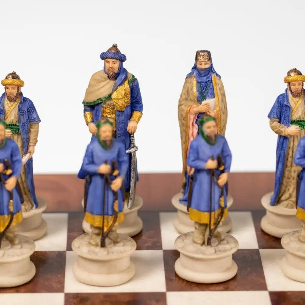 Pièces bleues sarrasines peintes à la main sur échiquier en bois