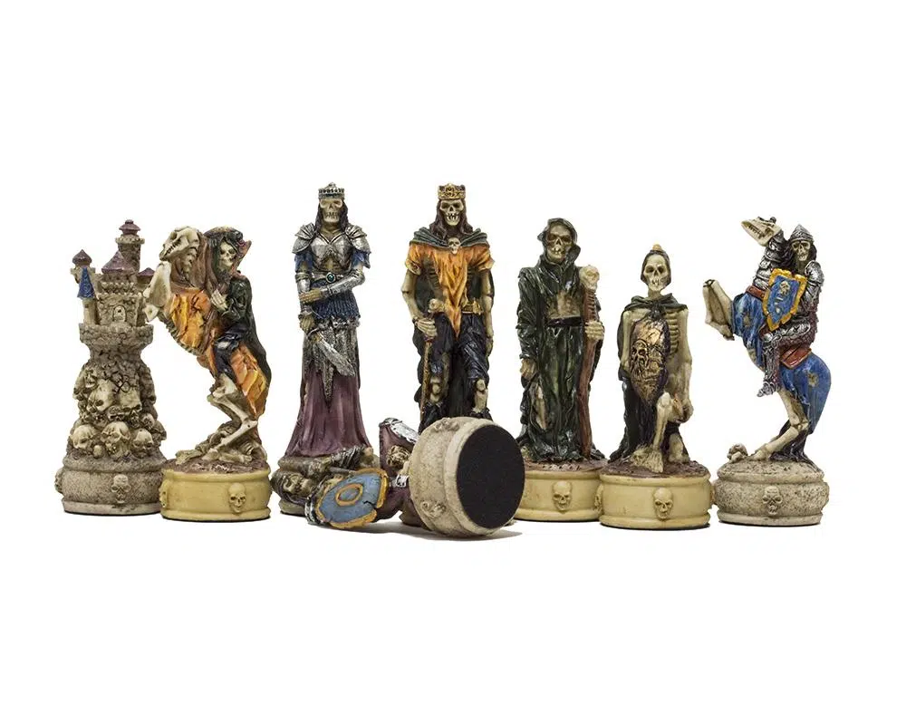 Ensemble Mort-Vivant IV Echiquier en Bois d'Erable Noir et Jeu d'Echecs en Résine Peint à la Main – Image 3