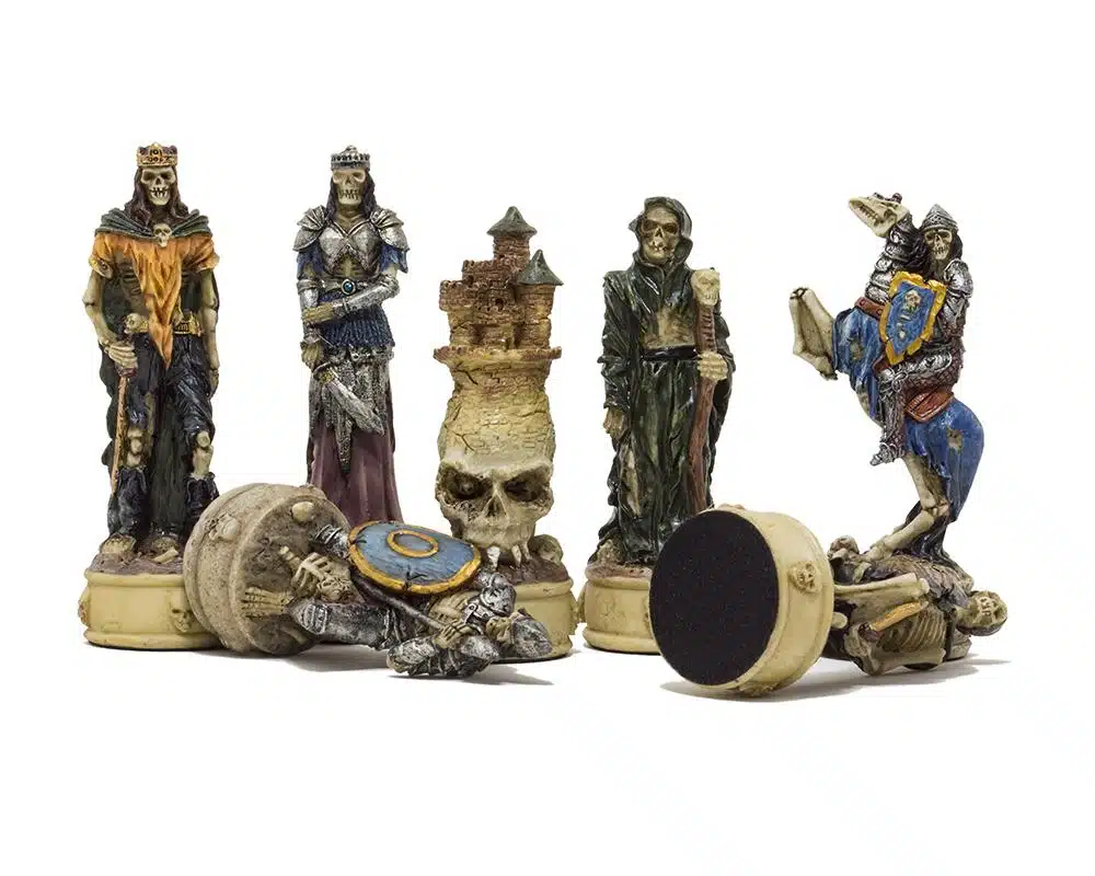 Ensemble Mort-Vivant IV Echiquier en Bois d'Erable Noir et Jeu d'Echecs en Résine Peint à la Main – Image 2