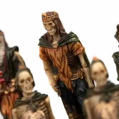 Ensemble Mort-Vivant IV Echiquier en Bois d'Erable Noir et Jeu d'Echecs en Résine Peint à la Main – Image 12
